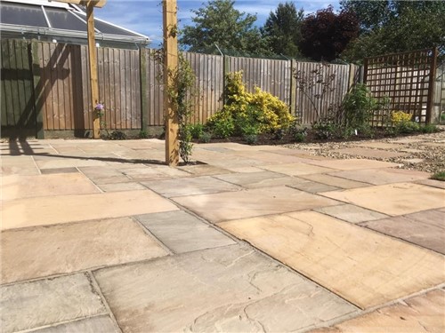 Our Gurdha Buff is a mix of orange hues as well as a deeper mix of  pink, red and beige paving slabs .  This mix instantly brings a warm feel to your garden.
