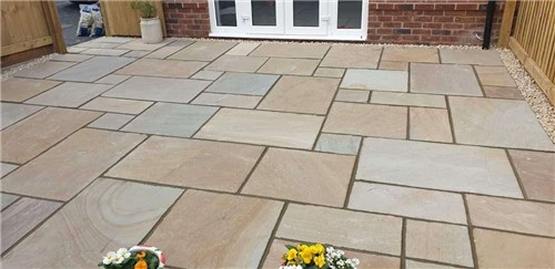 Rippon Buff Indian Sandstone is a prevalent colour in the UK as it resembles the local stone colours in many areas across the country. It’s a hard-wearing and low-maintenance sandstone best suited for harsh weather conditions. This sandstone received this name due to its buff shaded appearance with eye-catching wavy patterns and stripes in pink, grey, yellow, and brown colours. The warm tones, along with occasional swirls and veining, complement the traditional and modern setting.