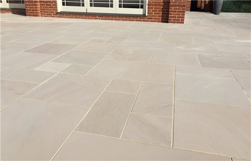 One of the lighter natural stone paving blends in the EM smooth range. The EM Ivory is a mix of cream and beige paving which have subtle pink undertones.