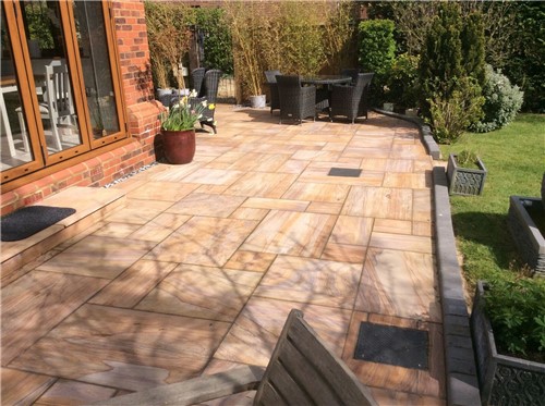 The Rainbow smooth brings beauty and uniqueness to your garden.  Both have a distinctive colour blend and natural, colourful veining, which means that no two paving slabs are the same.  The patterns and mix of colours on both these stones are enhanced when wet or if the paving is sealed.