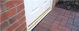 Manufactured from recycled polypropylene, ACO HexDrain® Brickslot is suitable for pedestrian and vehicle traffic up to Load Class A 15. The high quality ACO HexDrain Brickslot channels clip together, allowing for quick and easy installation. 
The channel comes complete with an offset slotted grating, ideal for block paving up to and including 60mm.