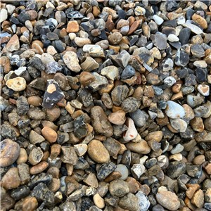 Bulk bag 20mm shingle is used as a decorative aggregate and can also be used for a shingled driveway. The size of the shingle is between 10-20mm.