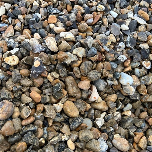 Maxi bag 20mm shingle is used as a decorative aggregate and can also be used for a shingled driveway. The size of the shingle is between 10-20mm. Comes in a 40kg polybag.
PLEASE NOTE a pallet charge will be included  when ordering maxi or mini bags, however this is fully refundable once the pallet is returned back to depot along with the a copy of the receipt.