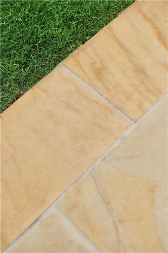 Featuring in our EM Smooth range is our beautiful sawn EM Dune. This paving is a mixture of yellow, cream and beige paving slabs, giving your outdoor space a modern yet homely feel. The sawn surface is smooth to touch and through it you can see the EM Dunes amazing unique veining. This veining is more prominent in the wet and only appears in some paving slabs not all.